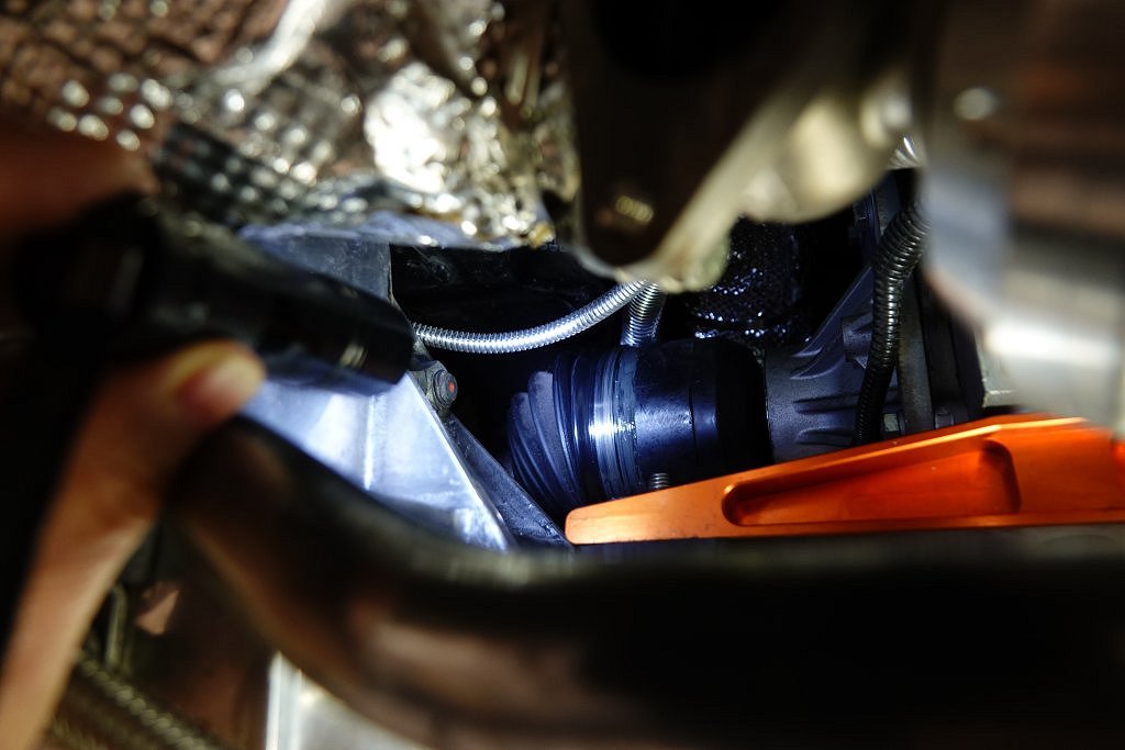 damaged_axle_boot_01.jpg