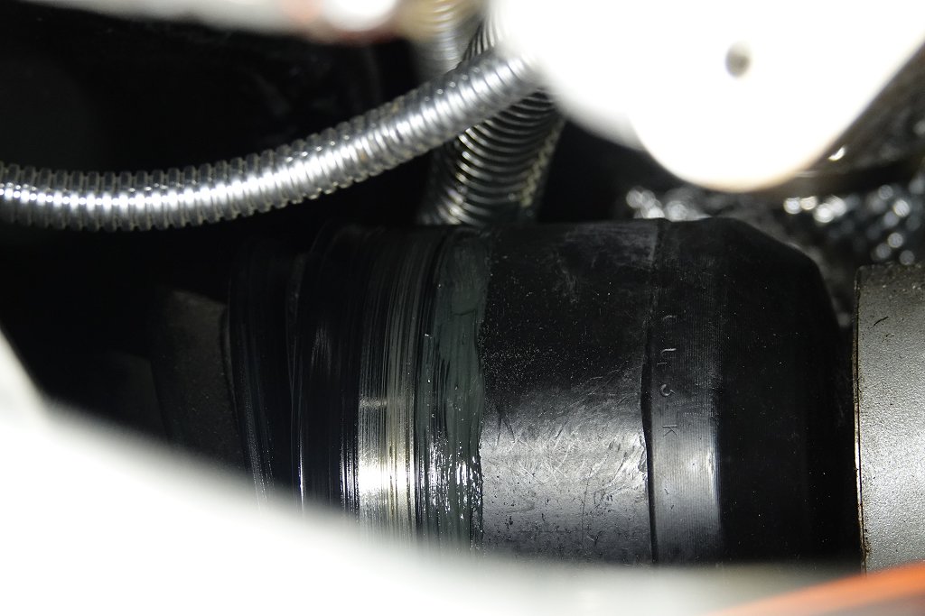 damaged_axle_boot_02.jpg