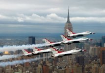 800px-F-16_Fighting_Falcons_above_New_York_City.jpg