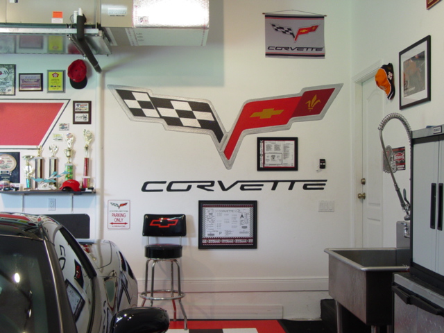 Vette logo in Garage